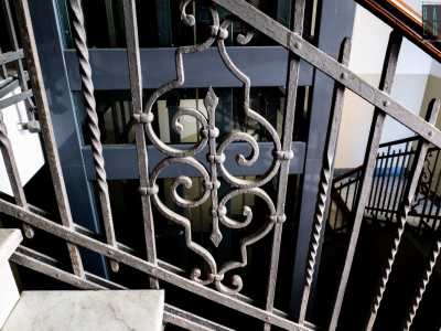 Rientriamo per� nel palazzo e, attraverso una delle scale che conserva l�originale ringhiera, raggiungiamo infine il terrazzo